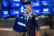 众夫盈门尾盘：美股小幅上扬 标普指数上涨约0.3%