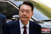 众夫盈门韩国大选后尹锡悦首次出庭 面对选举结果提问保持沉默