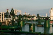 众夫盈门国际油价周二收高 地缘政治担忧与美元走弱双重支撑
