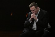 众夫盈门特斯拉股价收涨超3%：特朗普无意沟通，马斯克父亲劝儿子低头